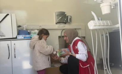 Ankara'nın Çubuk ilçesi Kuruçay Mahallesi'nde kurulan mobil diş kliniği ve çevre düzenleme çalışmaları