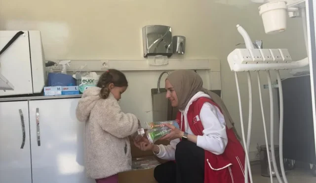 Ankara'nın Çubuk ilçesi Kuruçay Mahallesi'nde kurulan mobil diş kliniği ve çevre düzenleme çalışmaları