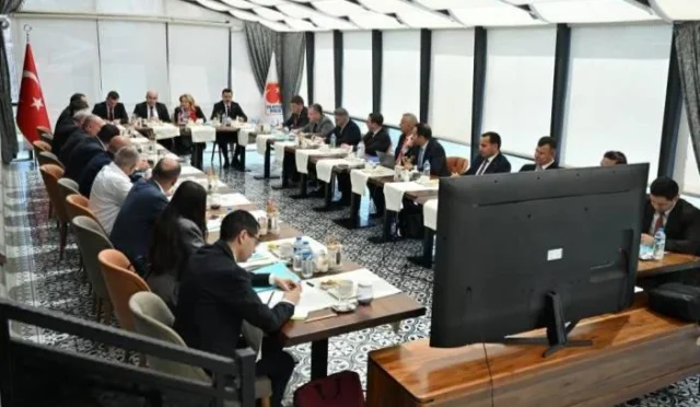 Türkiye ve Ermenistan ortak çalışma grubu üyeleri Kars'ta Kars-Gümrü demiryolu hattını görüşüyor.