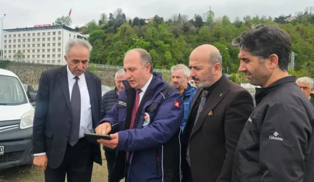 Genel Sekreter Yılmaz Boz, Arhavi'deki liman ve soğuk hava deposu yatırımlarını incelerken