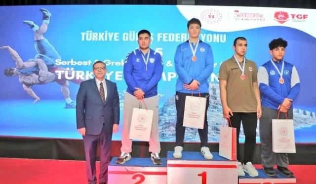 Kars'ta düzenlenen U15 Güreş Türkiye Şampiyonası'nda madalya kazanan sporcular