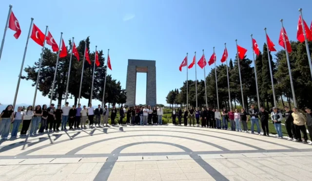 Eceabatlı öğrenciler Çanakkale Tarihi Alanı'nı ziyaret ediyor
