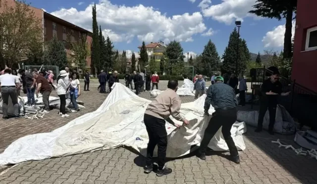 Burdur Bucak'ta gönüllülere AFAD tarafından çadır kurma eğitimi veriliyor