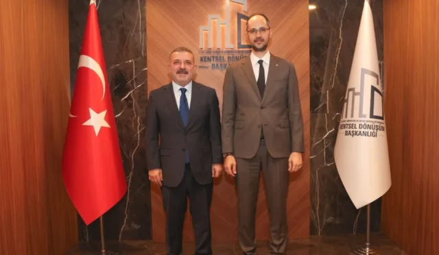 Sincan Belediye Başkanı Murat Ercan ve Kentsel Dönüşüm Başkanı Hakkı Alp'in makamda yaptığı toplantı