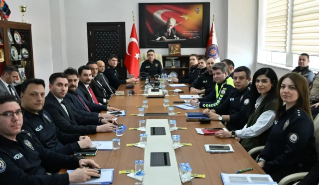 Kars İl Emniyet Müdürü başkanlığında okul güvenliği ve 1 Mayıs tedbirlerinin görüşüldüğü güvenlik zirvesi