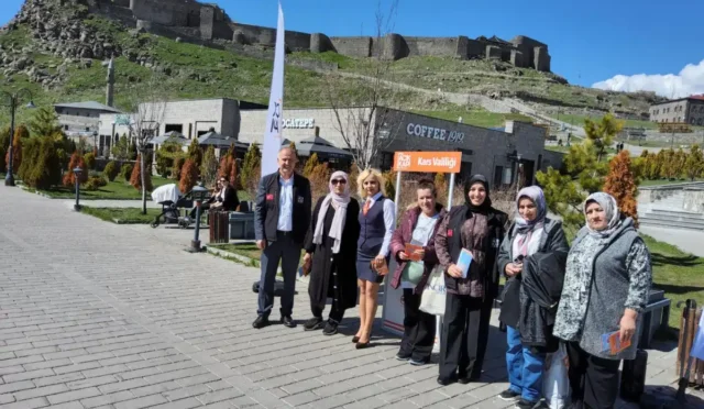 Kars'ta Açık Kapı ekiplerinin vatandaşlarla bir araya geldiği halkla buluşma etkinliği