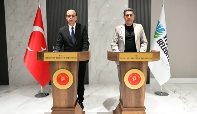 Malatya Yeşilyurt'ta yeni taziye evi için protokol imza töreninden bir görüntü