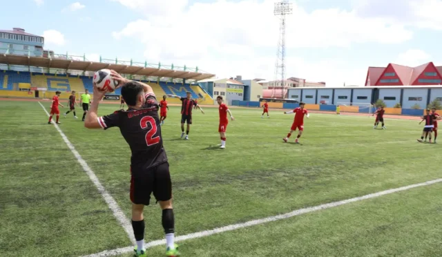 Ağrı'da düzenlenen Yurtlig futbol turnuvası açılış seremonisi ve kortej yürüyüşü