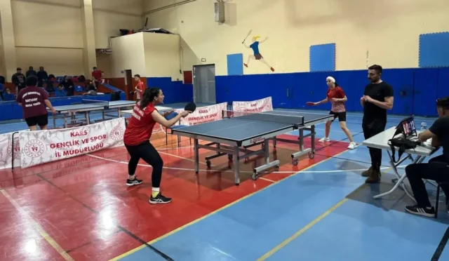 Kars'ta düzenlenen Yurt Lig Masa Tenisi Grup Bölge Müsabakaları'nda mücadele eden genç sporcular