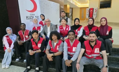 Kızılay'ın düzenlediği etkinlikte üniversiteli gençler ve Kızılay Genel Sekreteri Ramazan Saygılı bir arada