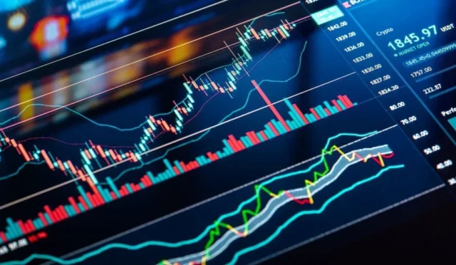 Borsa İstanbul'da işlem gören hisse senetlerinin grafiklerini gösteren bir görsel.