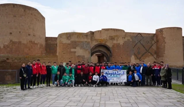 YurtLig Güreş Türkiye Şampiyonası'na katılan sporcular Ani Ören Yeri'ni ziyaret ediyor