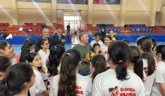 Kars Valisi Ziya Polat, badminton antrenmanı yapan genç sporcularla bir araya geldi.