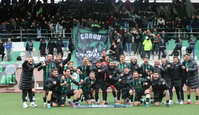 Artvin Amatör Küme şampiyonu Borçkaspor kupasını kaldırıyor