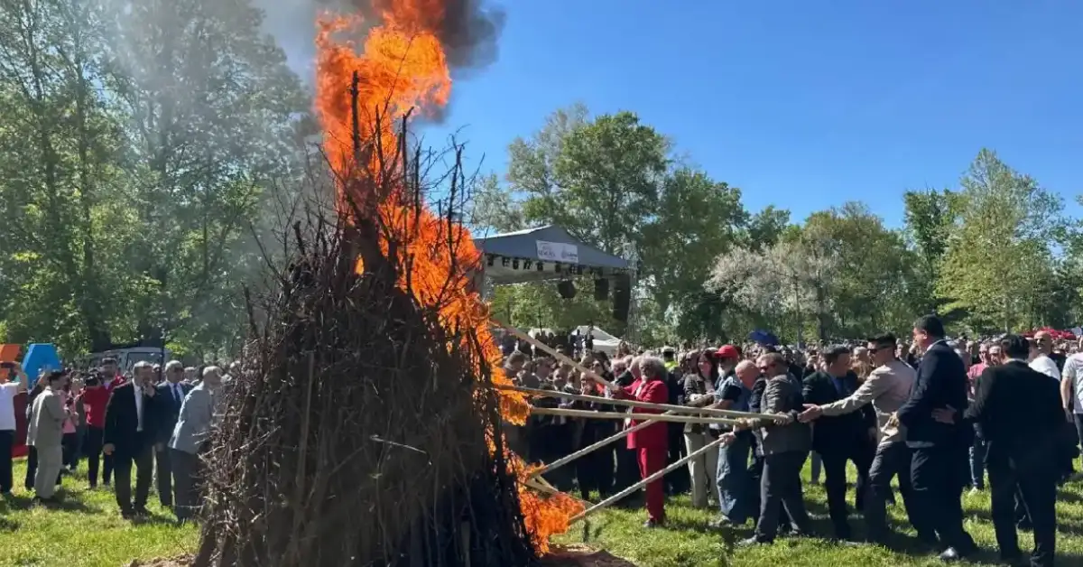 Edirne’de 1400 Yıllık Kakava Ateşi Yeniden Yükseldi: Geleneksel Şenlikler Coşkuyla Başladı