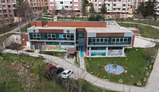 Ankara Büyükşehir Belediyesi'nin özel gereksinimli çocuklar ve aileleri için sunduğu destek hizmetlerini gösteren bir görsel.