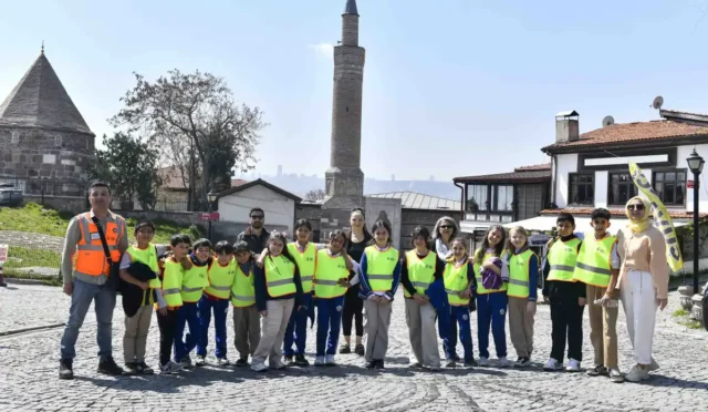 Ankara'da çocuklar, 'Ankara Miras Kültür Elçileri Programı' kapsamında tarihi mekanları gezerek bilgi ediniyor.