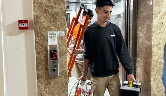 Meslek lisesi öğrencileri evlerde elektrik arızalarını gideriyor