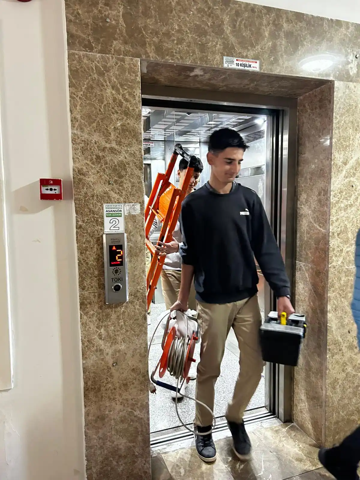 Meslek Lisesi Öğrencilerinden Evlere Teknik Destek: Elektrik Sorunlarına Pratik Çözümler