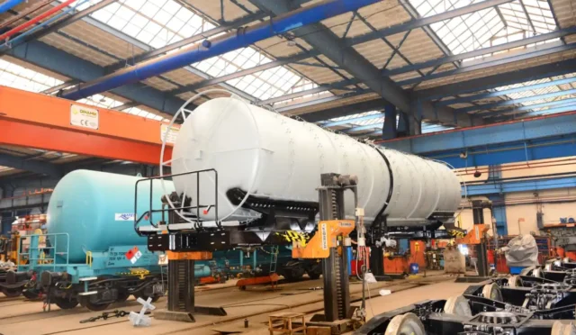 TÜRASAŞ fabrikasında güneş panelleriyle donatılmış çatılar ve üretim hattından çıkan yük vagonları