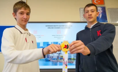 TED Ankara Koleji öğrencileri Alman Matematik Olimpiyatı'nda kazandıkları madalyalarla gururla poz verirken