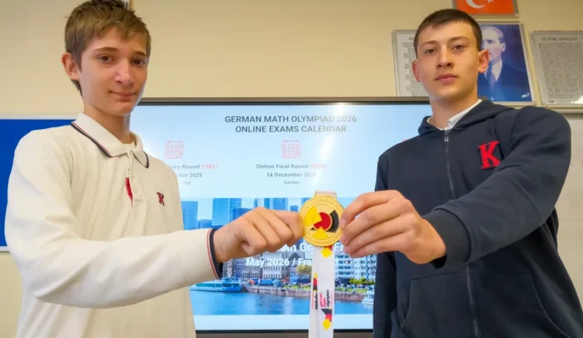 TED Ankara Koleji öğrencileri Alman Matematik Olimpiyatı'nda kazandıkları madalyalarla gururla poz verirken
