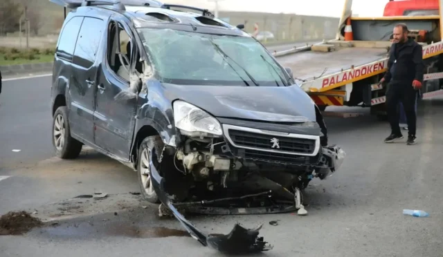 Erzurum'da kavşakta meydana gelen trafik kazasında takla atan hafif ticari araç ve yaralılar.