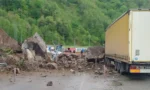 Arhavi-Hopa-Sarp karayolunda heyelan sonrası yolun ulaşıma kapanması ve hasar gören tır