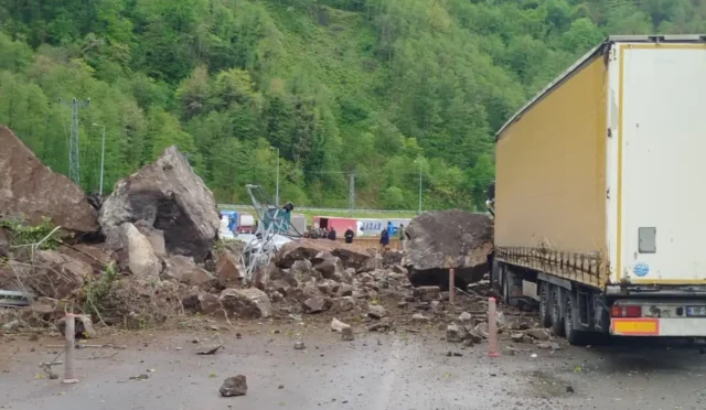 Arhavi-Hopa-Sarp karayolunda heyelan sonrası yolun ulaşıma kapanması ve hasar gören tır