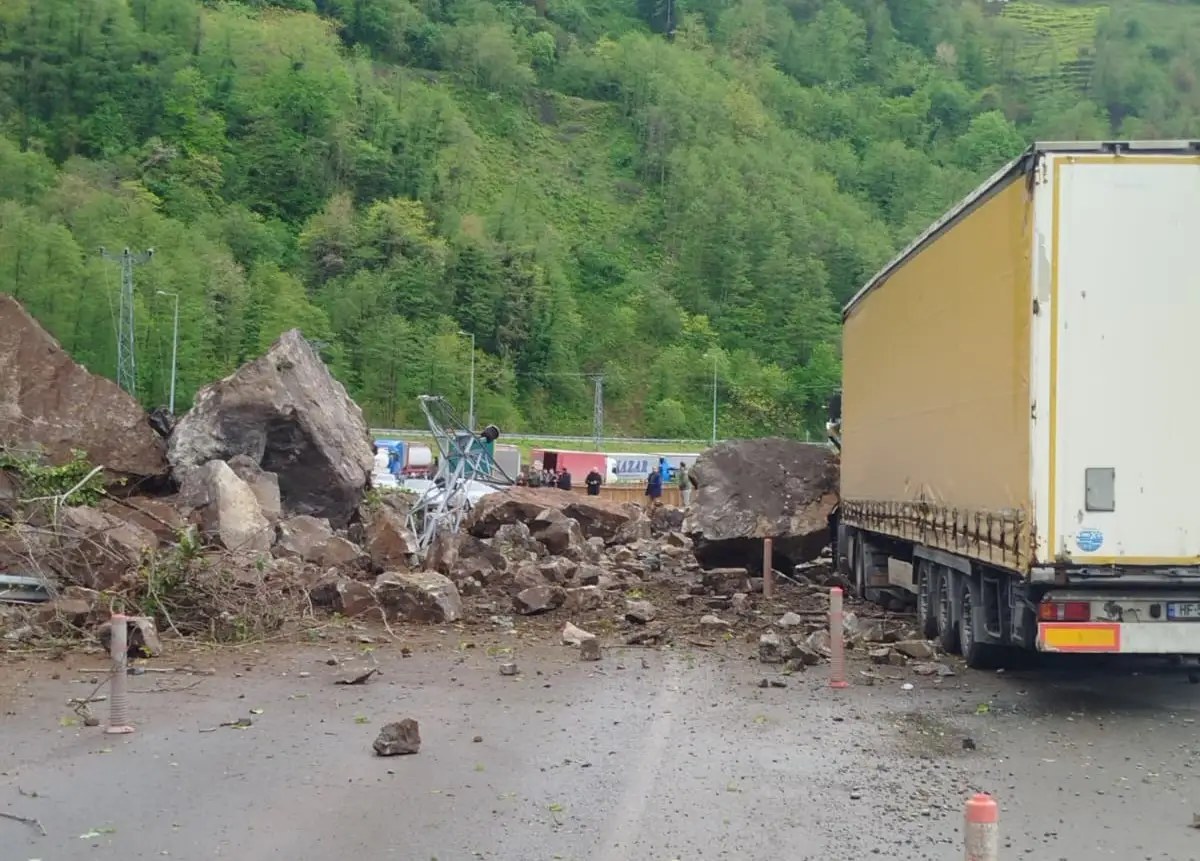 Arhavi-Hopa-Sarp Karayolu’nda Heyelan: Yabancı Plakalı Tır Hasar Gördü, Trafik Durdu