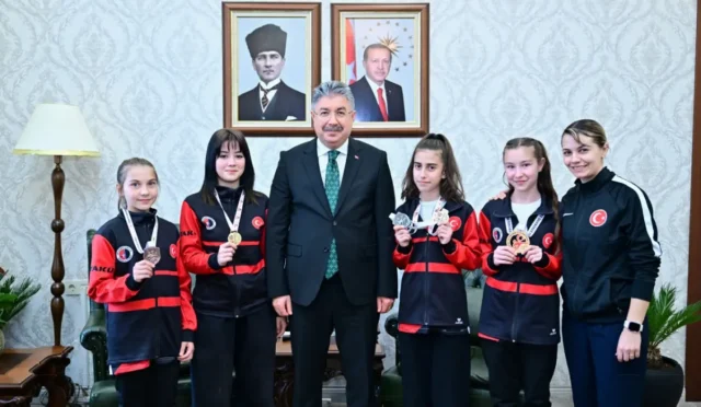 Eskişehir Valisi Dr. Erdinç Yılmaz, taekwondo şampiyonları ve antrenörleri ile bir araya geldi.