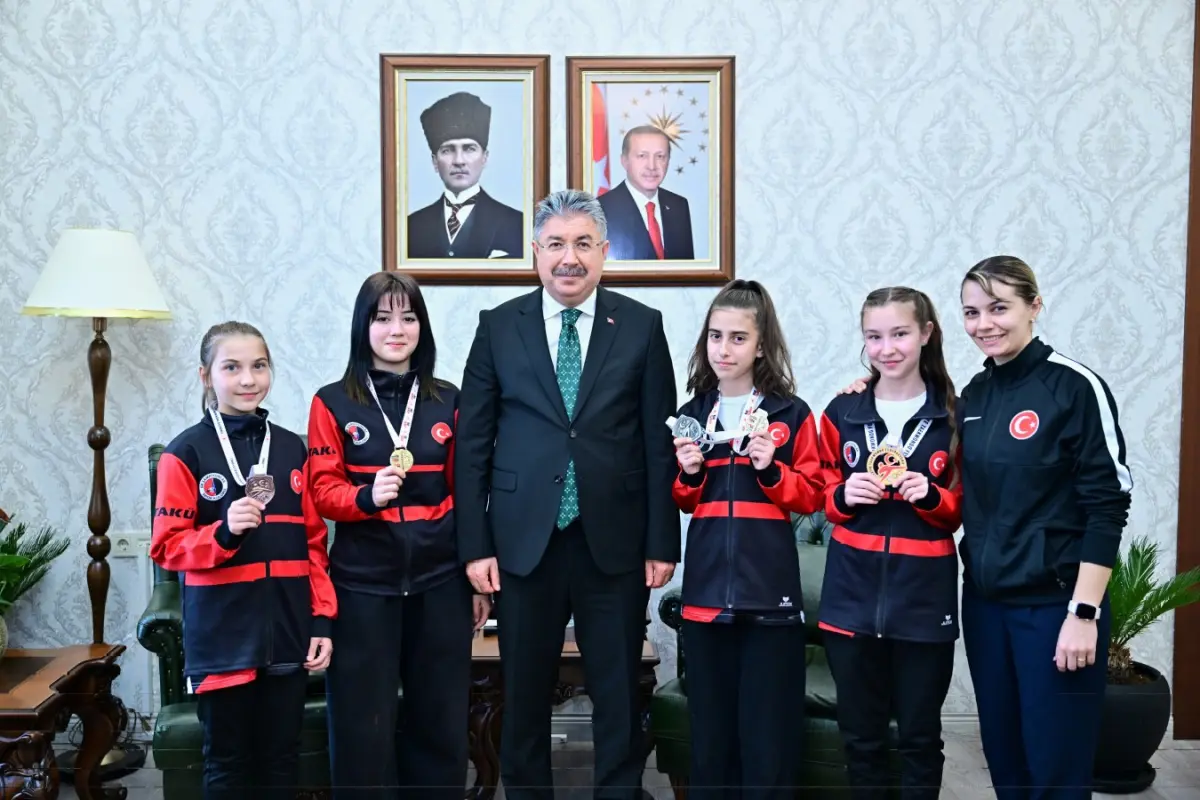 Eskişehir’den Dünya Sahnesine: Taekwondo Şampiyonları Vali Yılmaz’ı Ziyaret Etti