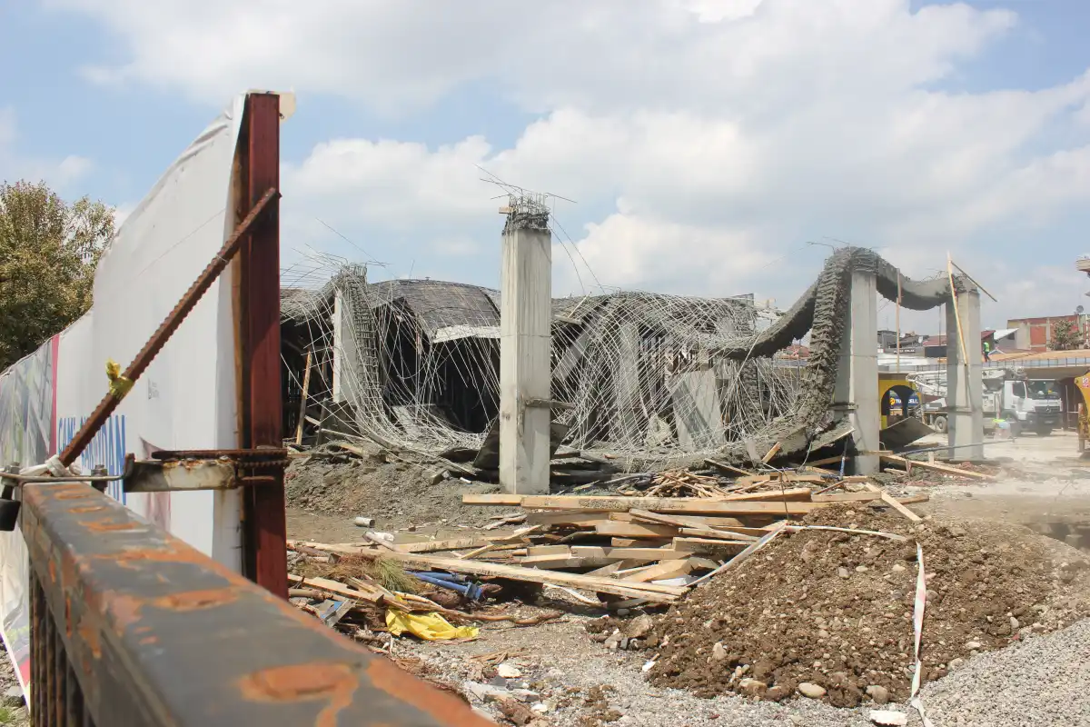 Düzce Cedidiye Kent Meydanı İnşaatında Beton Dökümü Sırasında Çökme: Bir İşçi Hafif Yaralandı