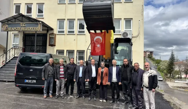 Arapgir Belediyesi'ne TBB tarafından tahsis edilen paletli ekskavatör