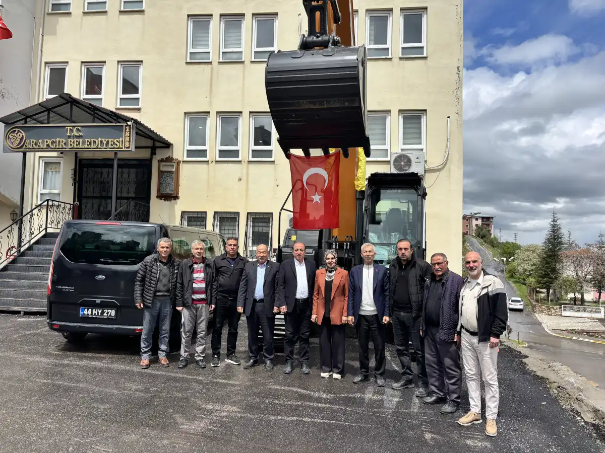 Arapgir Belediyesi’ne Türkiye Belediyeler Birliği’nden Güçlü Destek: Yeni Paletli Ekskavatör Filoya Katıldı