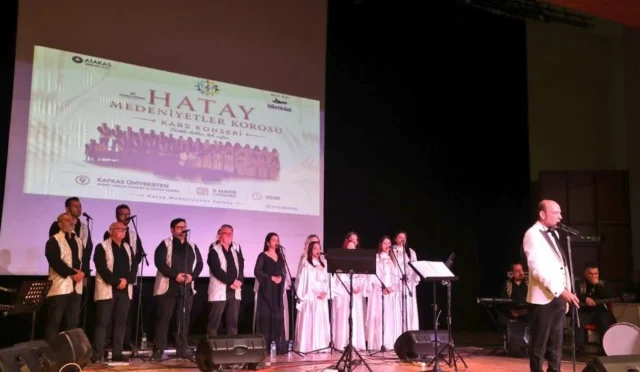 Hatay Medeniyetler Korosu Kars'ta konser verirken sahneden genel görünüm