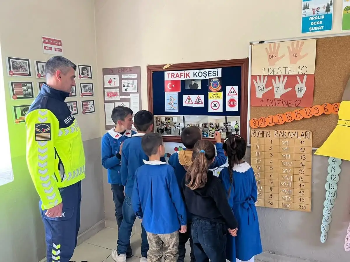 Akyaka’da Minik ‘Trafik Dedektifleri’ Sahaya İndi: Çocuklara Güvenli Trafik Eğitimi