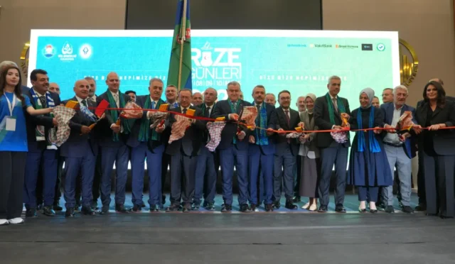 Ankara Rize Günleri etkinliğinde katılımcılar kurdele kesiyor