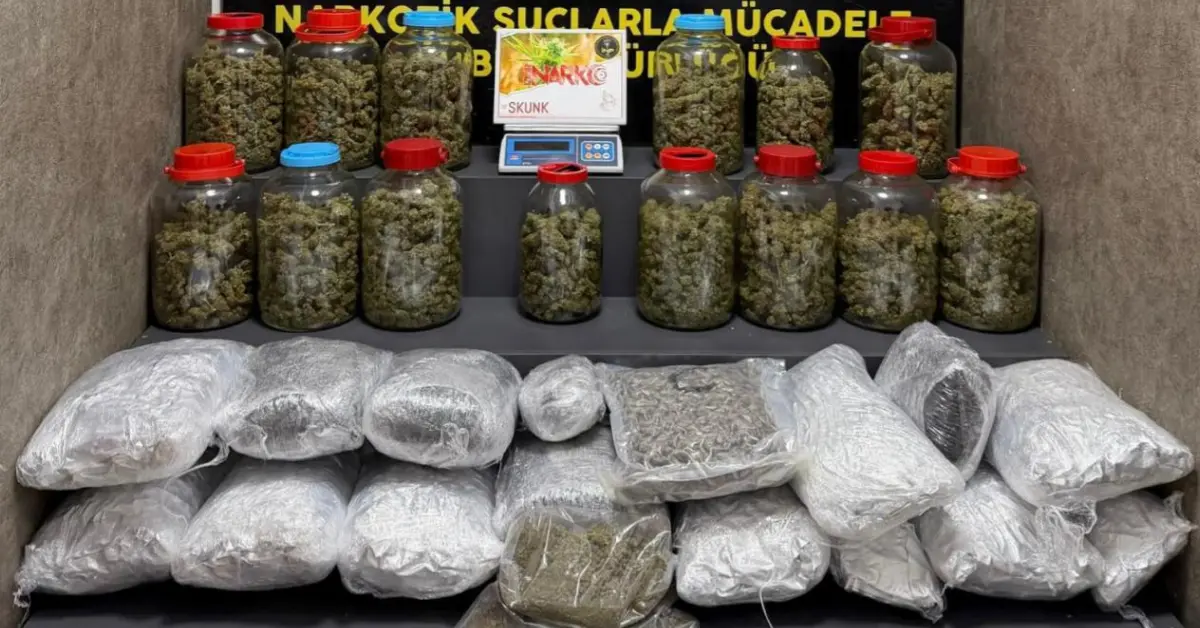 İzmir’de Nefes Kesen Uyuşturucu Operasyonu: 60 Kilo Madde Ele Geçirildi, 4 Zanlı Tutuklandı