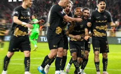 Çorum FK oyuncuları galibiyeti kutluyor, play-off turunda bir üst tura yükseldi.