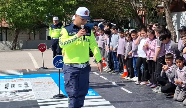 Beypazarı'nda ilkokul öğrencileri, mobil trafik eğitim aracı ile uygulamalı trafik eğitimi alırken