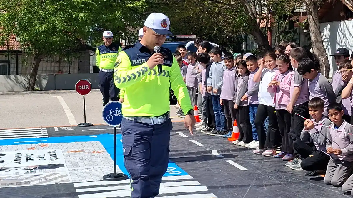 Beypazarı’nda Minik Öğrencilere Uygulamalı Trafik Güvenliği Eğitimi