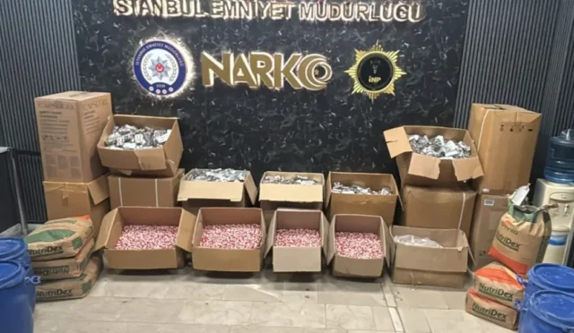 İstanbul'da polis ekiplerinin uyuşturucu hap üretim merkezine düzenlediği operasyonda ele geçirilen haplar ve makineler