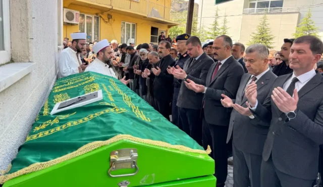 Artvin'de çığ altında kalan ve 126 gün sonra bulunan çobanın cenaze töreninden görüntü