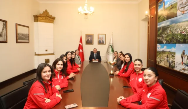 Kars Kadın Voleybol Takımı oyuncuları ve teknik heyeti, Bölge Şampiyonluğu sonrası Kars Valisi Ziya Polat'ı makamında ziyaret etti.