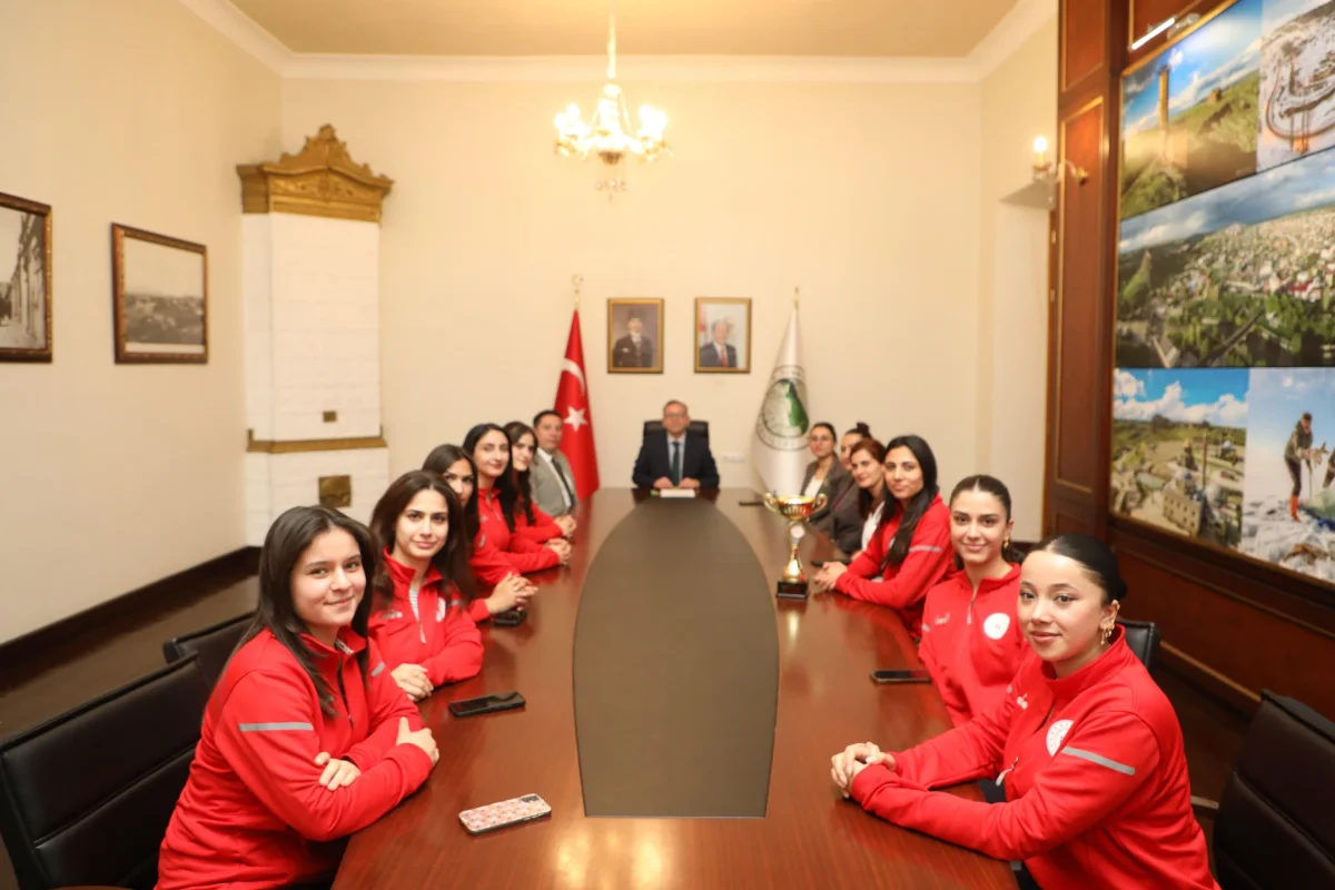 Bölge Şampiyonu Kars Kadın Voleybol Takımı’ndan Vali Polat’a Ziyaret: “Kars’ı En İyi Şekilde Temsil Edeceğinize İnanıyorum”