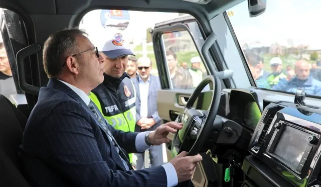 Kars Valisi Ziya Polat, trafik haftası etkinlikleri kapsamında incelemelerde bulunuyor.