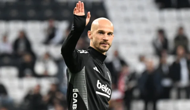 Václav Černý, Beşiktaş formasıyla antrenmanda görülüyor, ayrılık iddialarına yanıt veriyor.