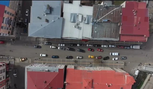 Kars'ta sürücüler, fermuar sistemi oluşturarak ambulansa yol veriyor.