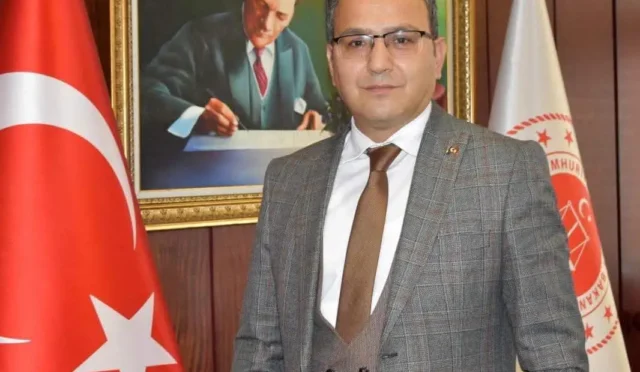 Erzurum Cumhuriyet Başsavcısı Adem Aydemir, Atatürk Üniversitesi Hukuk Fakültesi mezuniyet töreninde konuşma yaparken